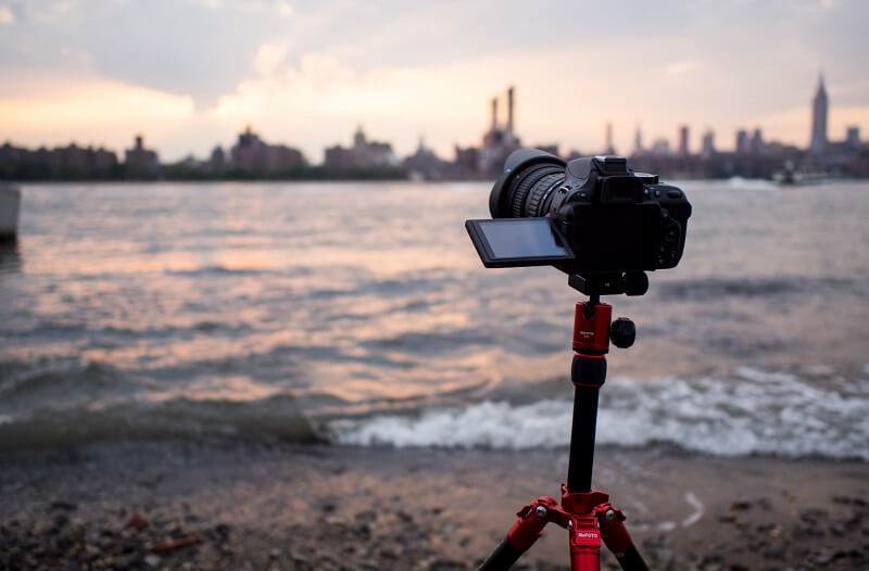 Nikon D5200 on a tripod on the shore